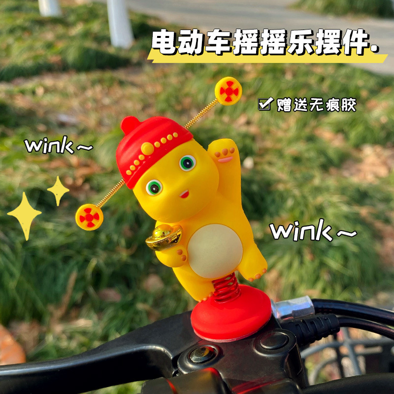 電気自動車の装飾品は自転車に乗ります。|undefined