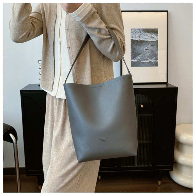 Solid color Tote bag 2024 new style, high-end, large-capacity single-shoulder versatile, niche women's bag, casual and simple bucket bag undefined