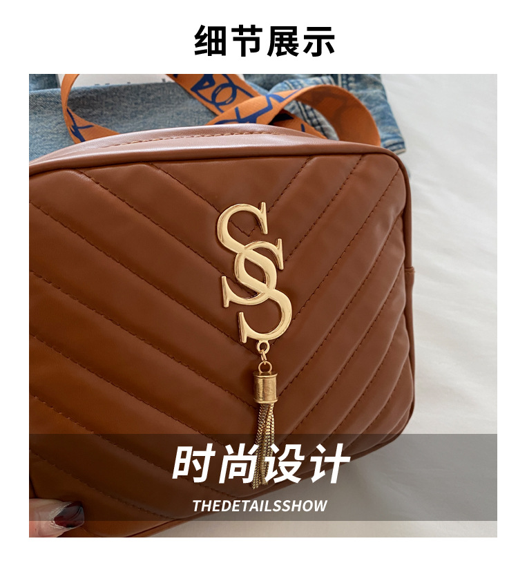 A stylish Korean-style wide shoulder strap small bag for women in the autumn of 2024, a niche design and versatile camera bag, an ins crossbody small square bag Application Scenario
