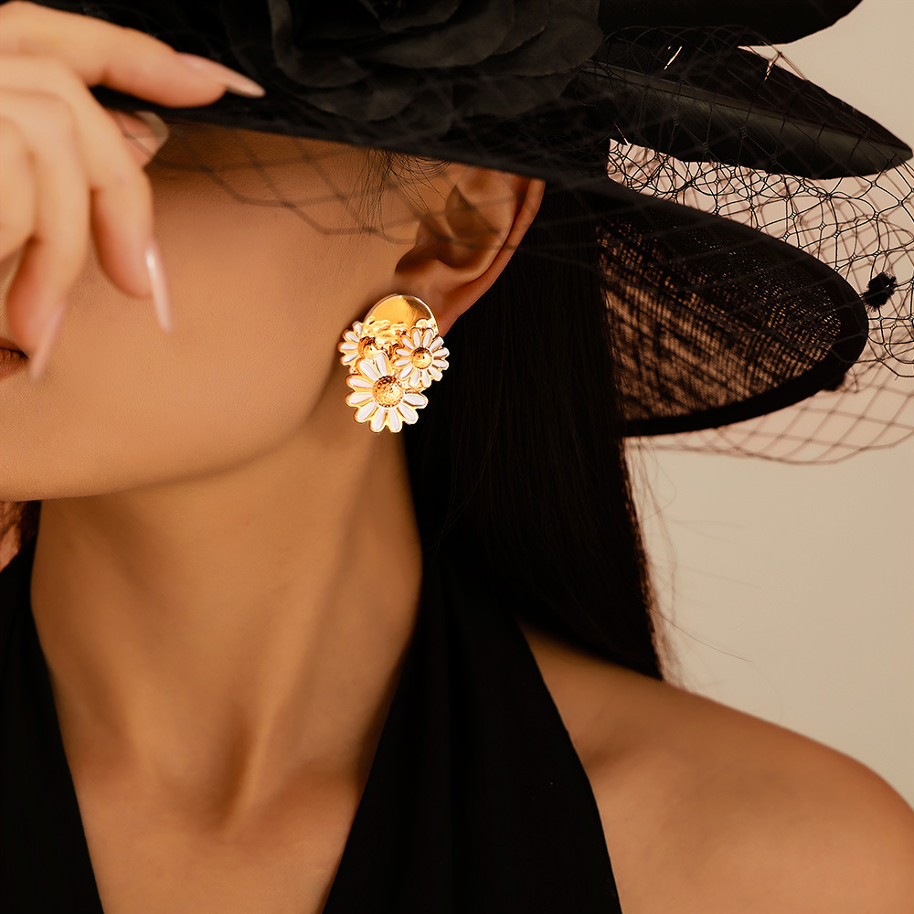 Boucles d'oreilles chrysanthème de style INS européen et américain Boucles d'oreilles goutte à goutte d'huile de marguerite en acier au titane Boucles d'oreilles rétro de tempérament pour femmes_voghion.com