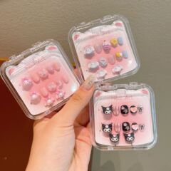 新商品の子供は甲の立体三麗鴎漫画のネイルアクセサリーの耳のクリップの美しい透明な箱の爪を着て貼ります。