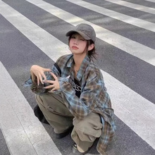美式复古格子长袖衬衫女秋冬新款慵懒风宽松中长款情侣盐系开衫潮