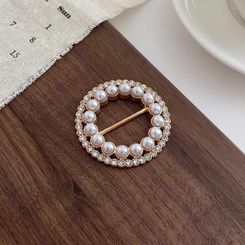 Hebilla anudada en las esquinas de la ropa mujer 2025 nuevo hebilla de toalla de seda botón de perlas de alta gama hebilla de hebilla de ropa de alta gama