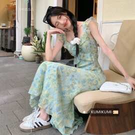 茶歇碎花吊带连衣裙女士夏季新款修身显瘦飞飞袖海边度假沙滩长裙