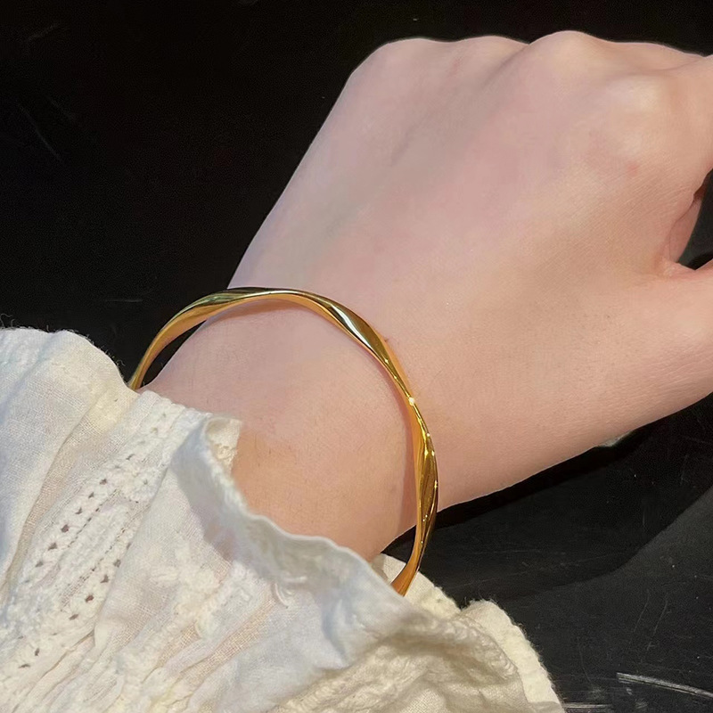 Gold Mobius Ring Bracelet for Women, Young Style, Minimalist Thin Bracelet, Fashionable and Versatile, Irregular Lines, Wholesale