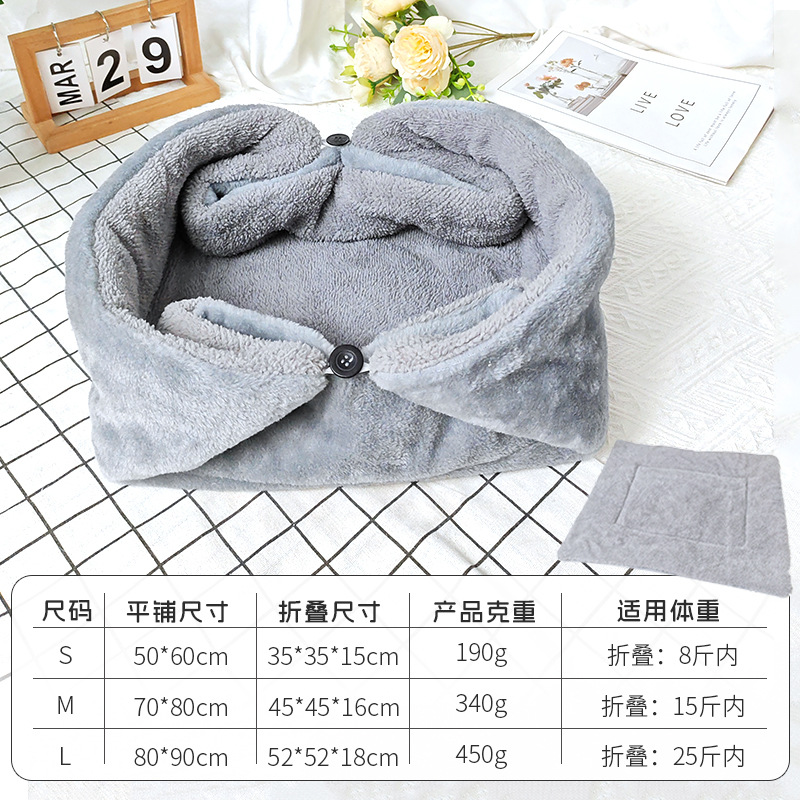 Almohadilla gris de tres en un nido