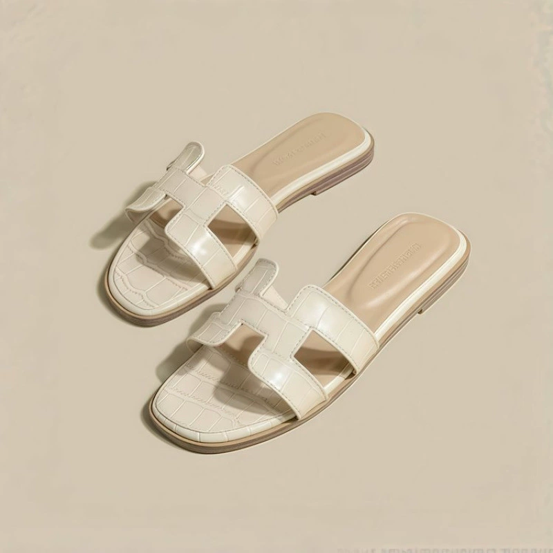 [Готовый запас и доставка за секунды] Сандалии для женщин, летняя обувь, модные пляжные туфли на плоской подошве, модные белые тапочки для женщин, которые можно носить на улице.