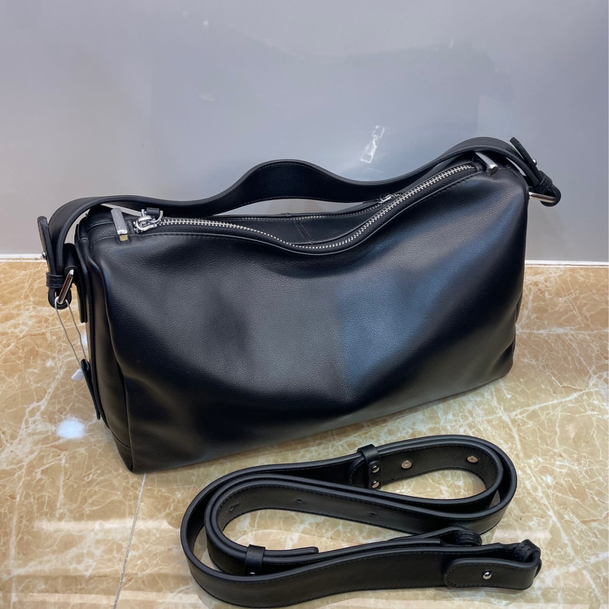 El nuevo nicho de alto nivel lleva un bolso de cuero de vaca real en un hombro, bolso de axila de mujer explosiva, bolso de almohada ligero y lujoso.