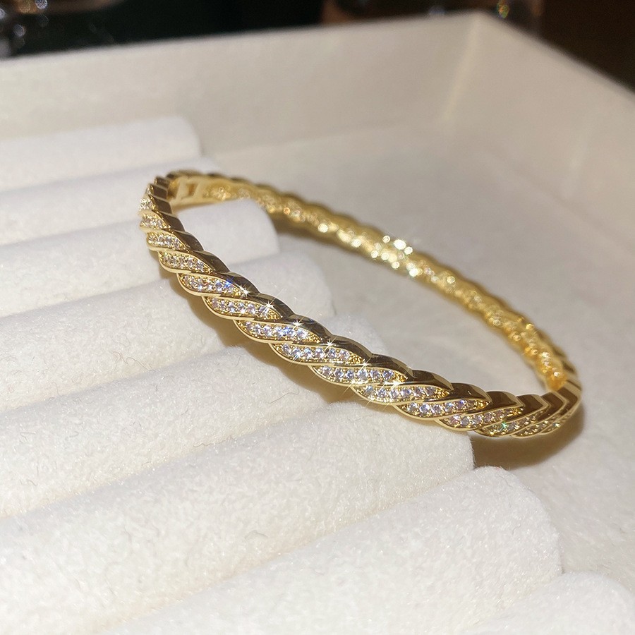 Pulsera Abierta con Letras Incrustadas de Diamantes y Baño de Oro Real, Pulsera Versátil de Nicho, Nuevo Modelo 2026, Joyería de Lujo Ligero de Alta Gama para Mujer