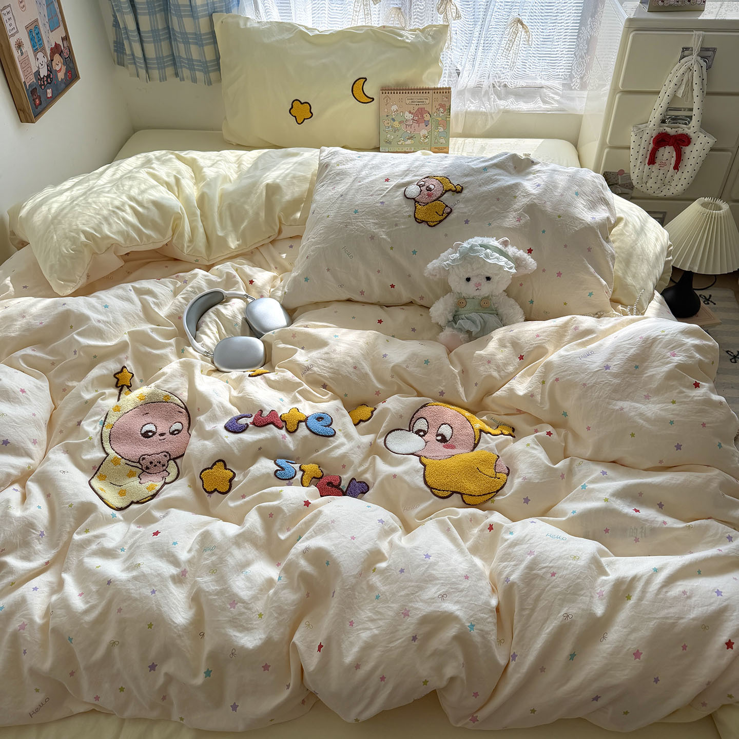Madre y bebé clase A toallas bordadas cuatro piezas de algodón puro desnudo dormir sábanas de dibujos animados cubierta de cama de dormitorio de algodón conjunto de tres piezas