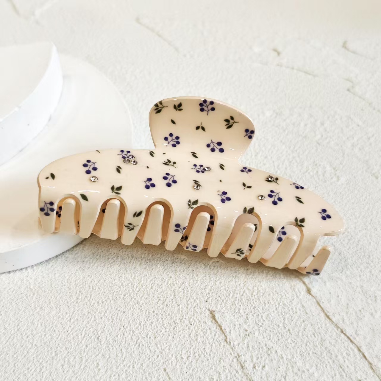 16g Weight Hair Claws Hair Accessories Type 1 Piece Quantity Daily, Street Occasion Acetic acid sheets Material Cherry, Flower Pattern All Seasons Season Women's Gender Cute, Simple Style Style Cute Simple Style Women's Cherry Flower Acetic Acid Sheets Hair Claws 2