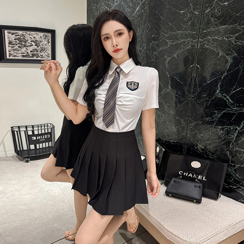 흰색 + 검정색 밑단 그룹 + 넥타이