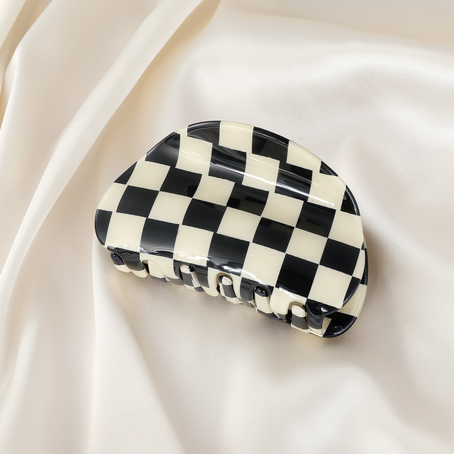 Korean Checkerboard Catching Clip Temperament Black And White Hairpin Acrylic Hair Accessories display picture 4