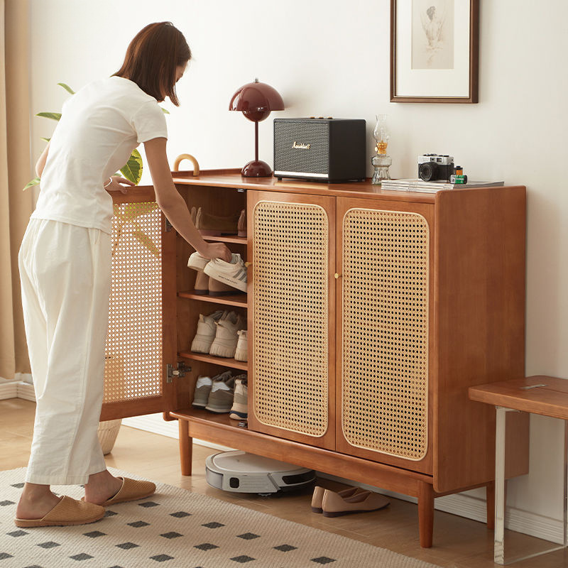 新しい無垢材靴キャビネット籐ドアチェリーウッドカラー小さなアパート玄関収納靴ラック玄関収納キャビネットシンプル