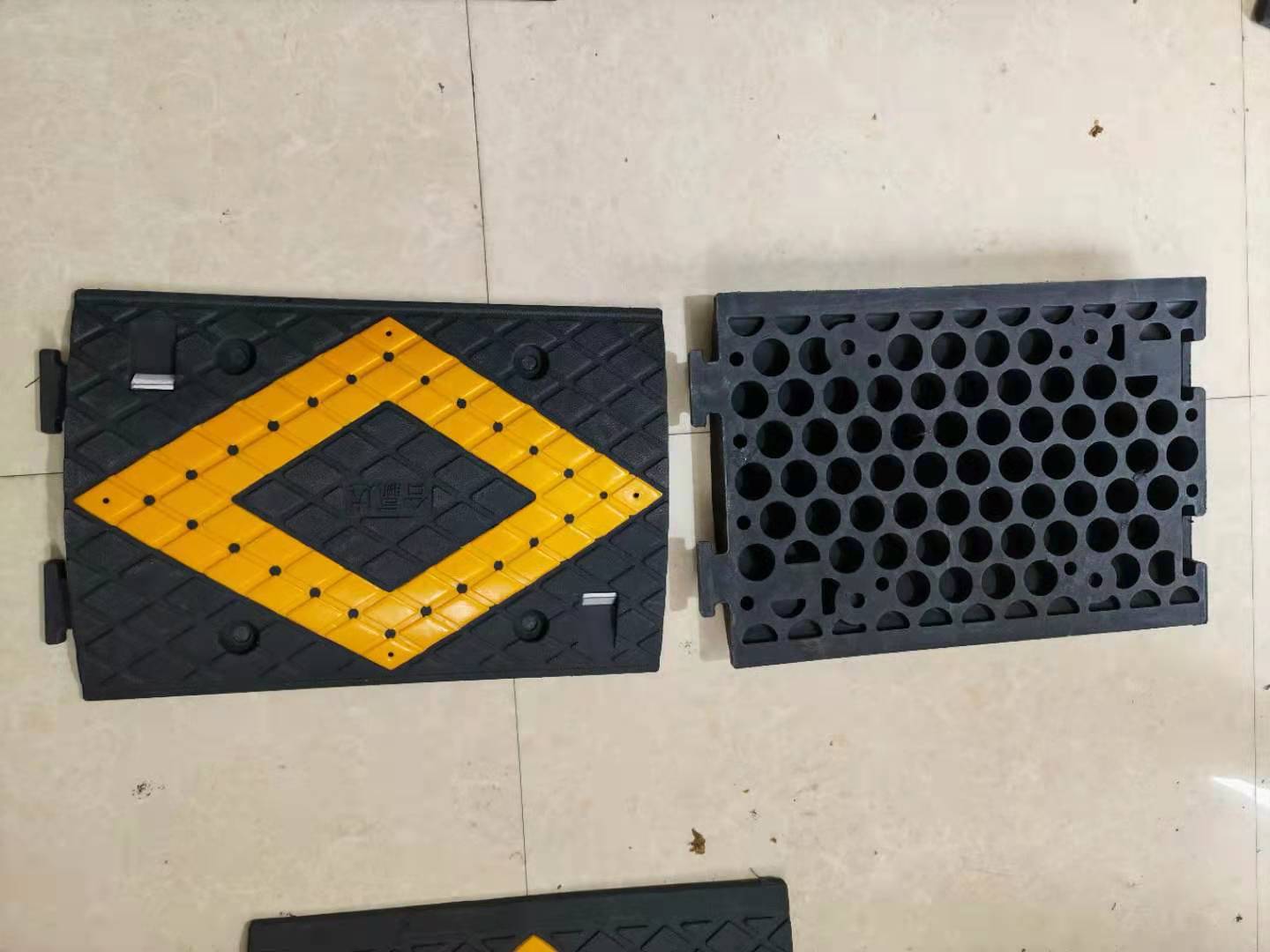 橡塑减速带减速板公路道路车库坡道限速缓冲带加厚橡塑减速垄批发-阿里巴巴
