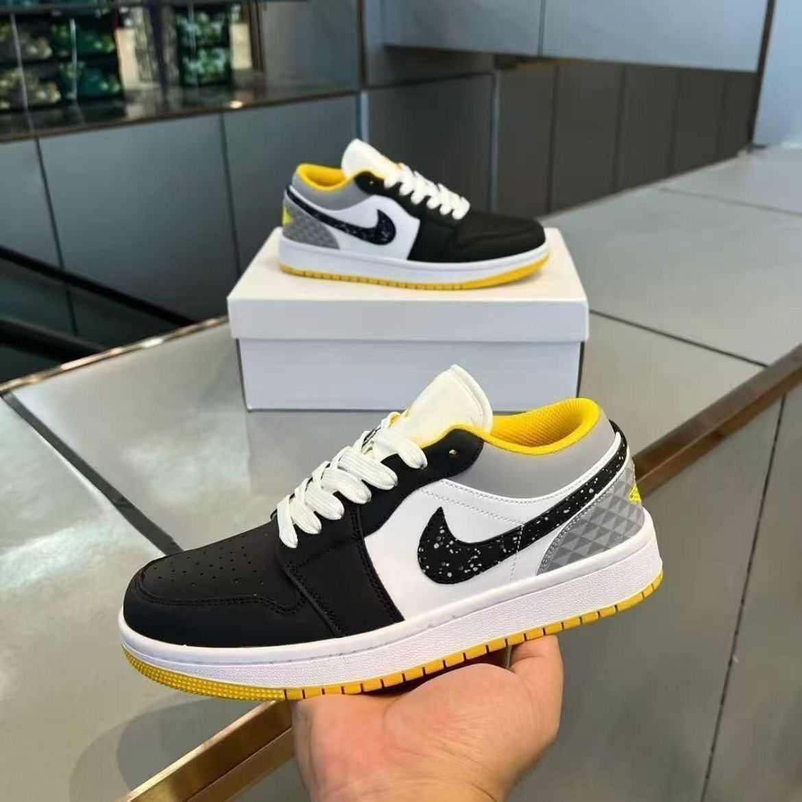 Chunyuan AJ1 Meituan negro, blanco y amarillo campus de moda baja pareja de hombres y mujeres zapatos de skate casuales