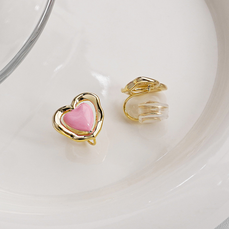 Sweet and fresh pink heart hollow earrings for women without ear holes, mosquito coils, ear clips, simple and versatile style, trendy earrings