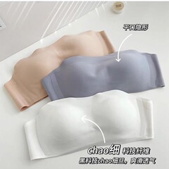 肩ひものない下着の女性は滑り止めで胸を拭きます。