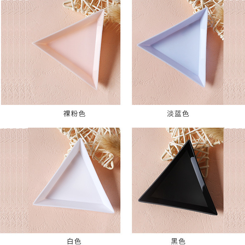 ネイルツール三角盤ネイルアクセサリーのドリル部品収納盤にドリル盤に装飾品の三角形のビーズを入れる|undefined