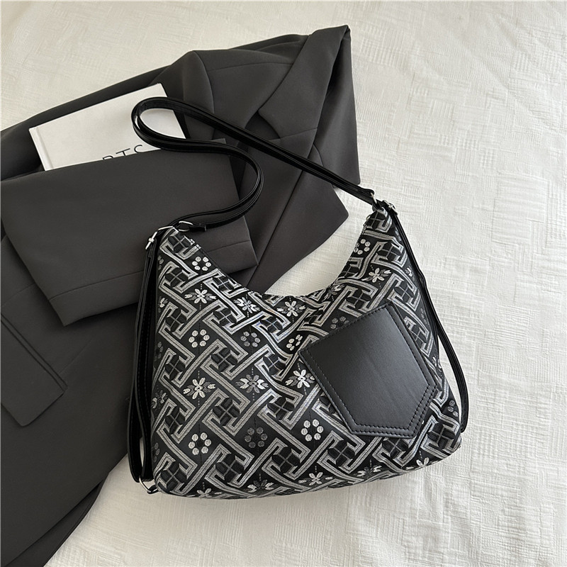 Chinese Style Large Capacity Shoulder Bag For Women Commuting_voghion.com