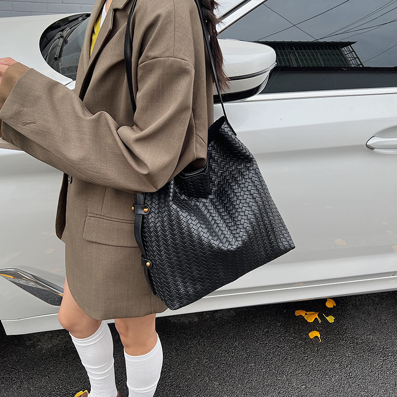 2025 otoño y invierno nueva moda moda bolsas de balde de alta calidad para mujeres bolsas de hombro de moda casuales de gran capacidad