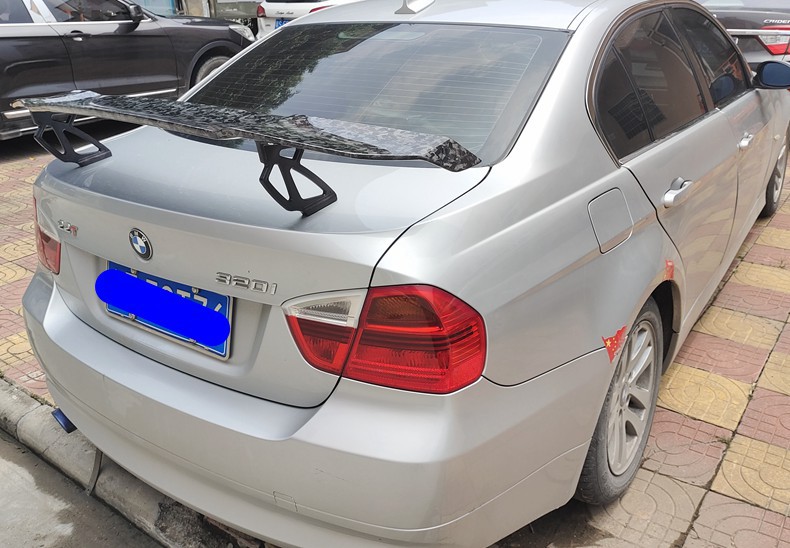 Universal Car Modification Large Rear Wing for Sedan, Perforated High-End Wind Wing V-Style, No Adhesive Required, Windproof, No Installation Needed, Spoiler