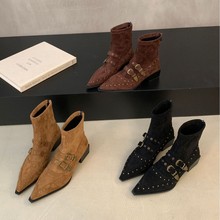 2025冬新款绒面低筒皮带扣铆钉后拉链粗跟马丁机车女短靴