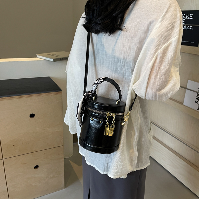 Este año, la popular explosión de bolsas de cubo de mano 2024 nuevo bolso de mujer, nicho de alto nivel, bolso de hombro, bolso de mochila universal