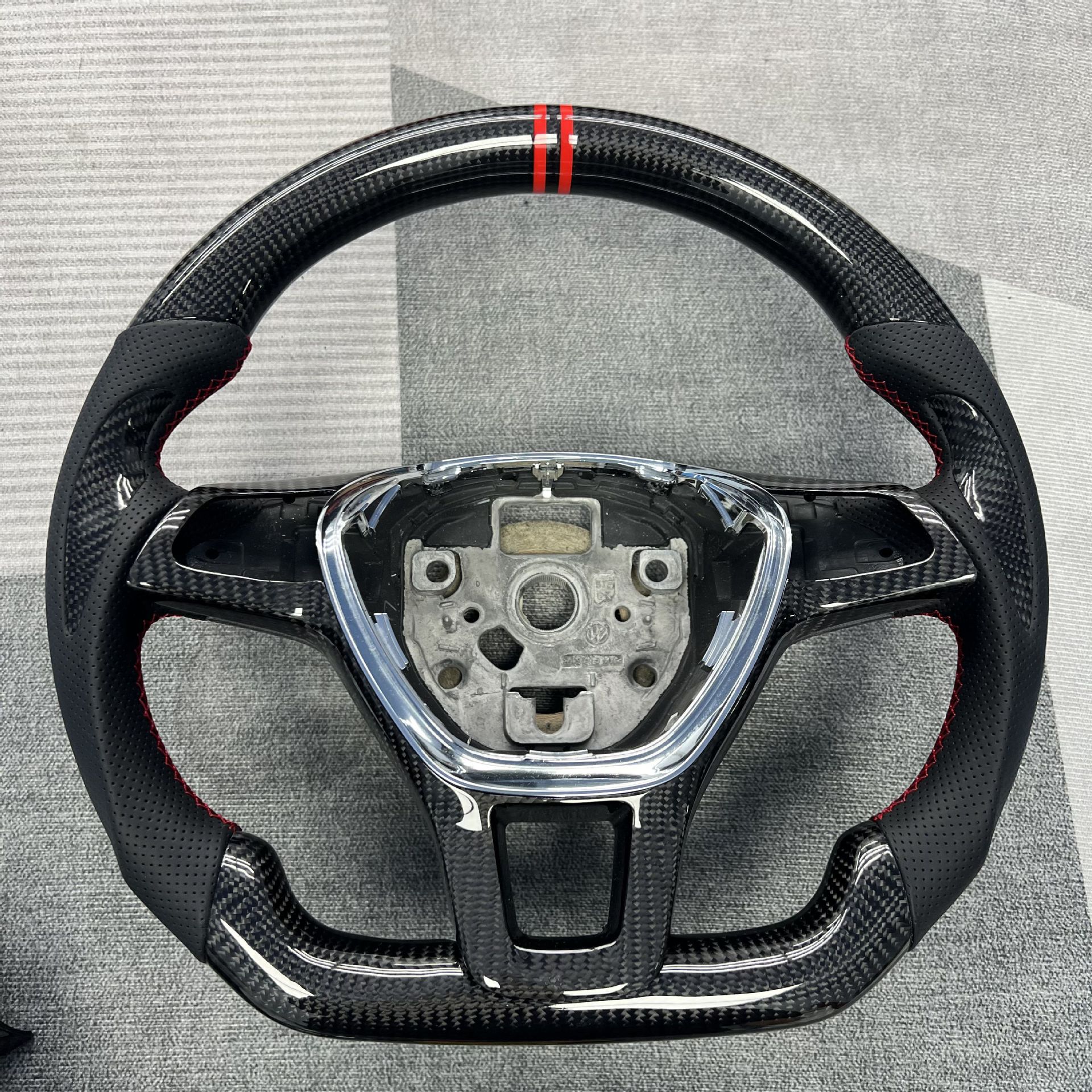 Factory customized carbon fiber steering wheel processing is suitable for Volkswagen Magotan/Sapat/Tuyue/Weilan/Polo