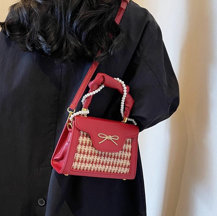 Bolso cuadrado pequeño de mano rojo de alta gama para mujer 2025 nuevo bolso de dama de honor de pata de gallo bolso de novia cruzado de estilo occidental de todo fósforo