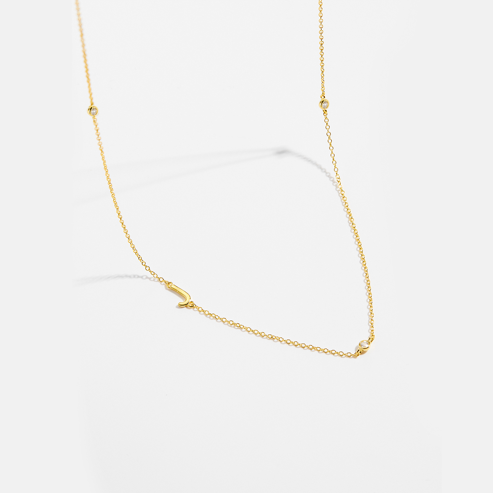 Collar con el alfabeto inglés de 26 letras para mujer, plata de ley S925, cadena de clavícula elegante y brillante, joyería nueva y popular en stock, venta al por mayor