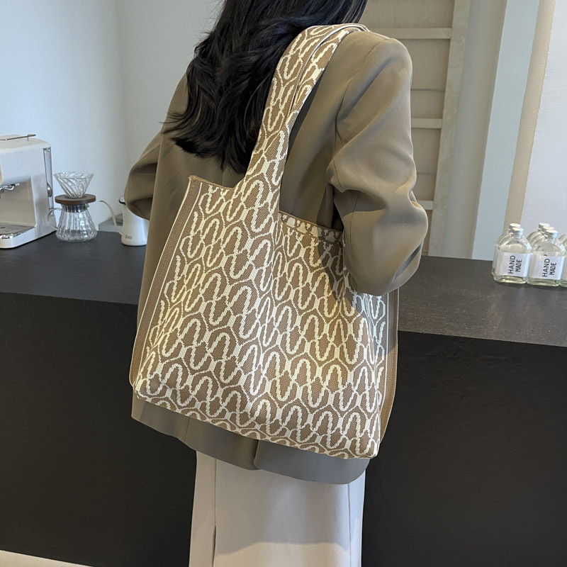 Knitted bags are fashionable and versatile. Knitted tote handbags are new large-capacity shopping bags for women. Single-shoulder bags are new for office workers Application Scenario