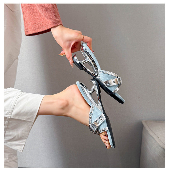 Dép sandal nữ quai ngang mũi vuông hở ngón, khóa kim loại đính đinh tán, gót dị hình tăng chiều cao 6 cm — Màu xanh dương, màu đen chi tiết 21