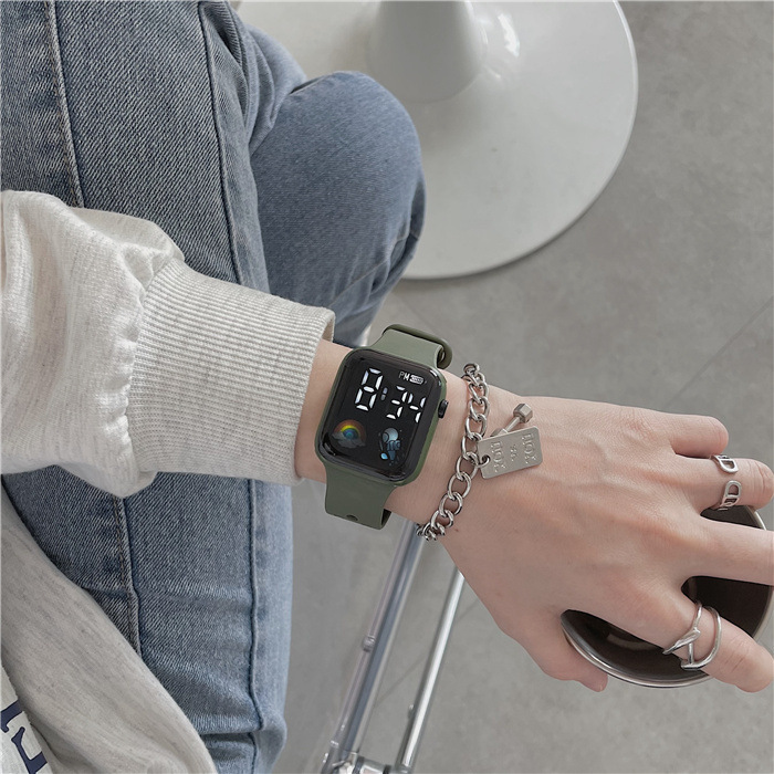 Astronautas estudiantes reloj deportivo multifuncional hombre y mujer luz nocturna LED reloj electrónico desechable fabricantes en stock