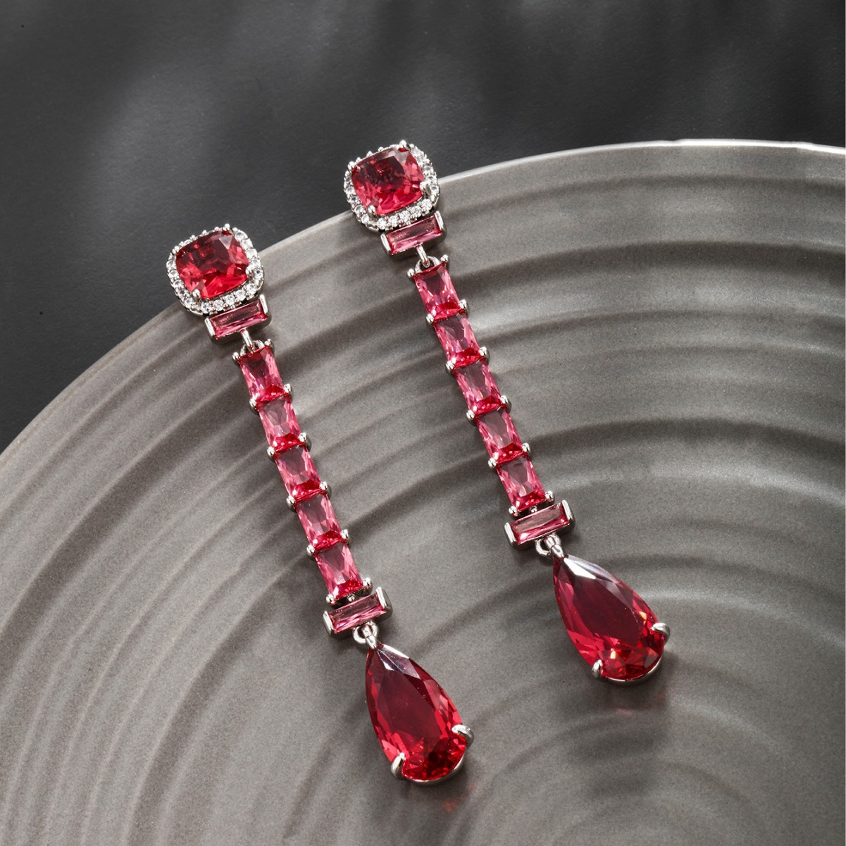 Xuping serie de nuevos aretes rojos geométricos de gota de agua pendientes de orejas pernos de orejas para mujeres pendientes de piedras de micro-cristalino para mujeres