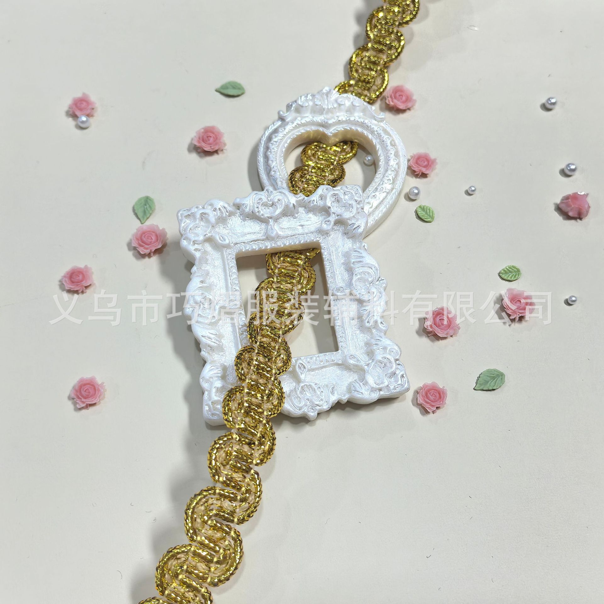 Venta al por mayor de fábrica de color de oro y plata lentejuelas florales con adornos accesorios de ropa accesorios de estilo étnico ondulado