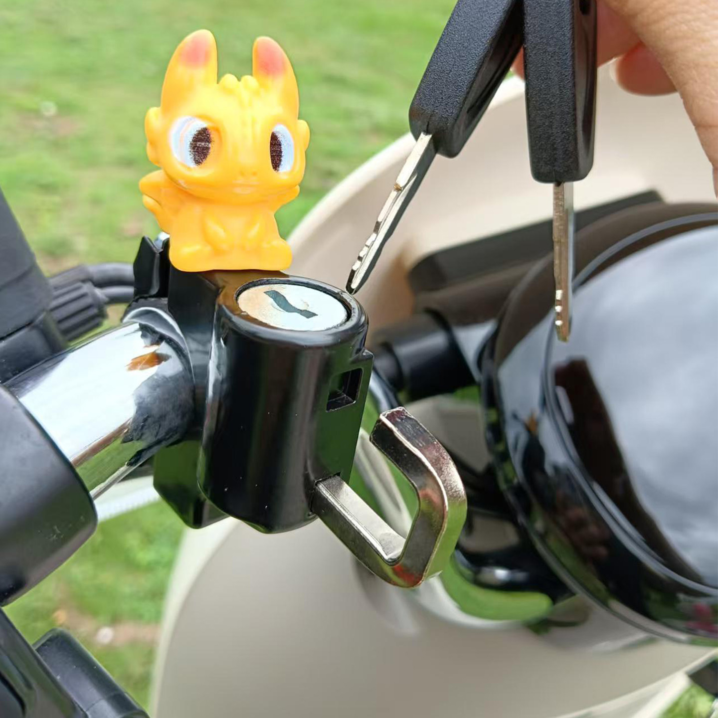 Cartoon Helmet Lock for Bicycles, Electric Vehicles, Motorcycles, Scooters, Mountain Bikes, Baby Strollers, Multifunctional Anti-Theft Lock Hook
