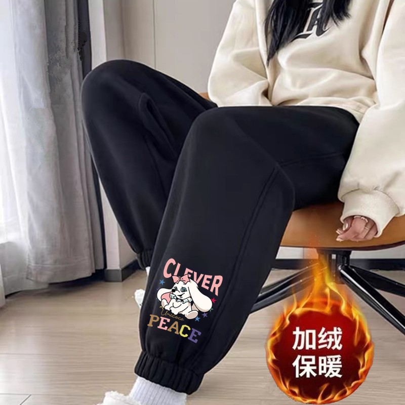 큰 귀 개 레깅스와 벨벳이 달린 검은색 바지