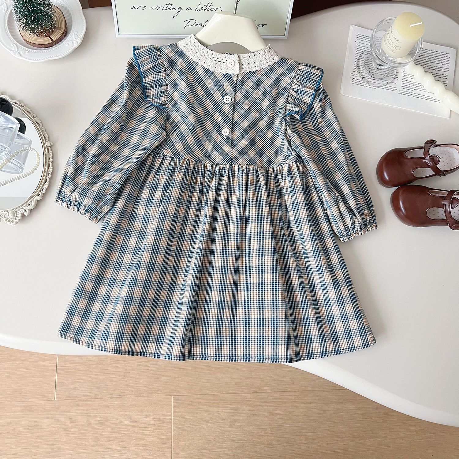 Kinder Koreanische Version Herbst 2024 Neuheit Mädchen kariertes Spitzenkragen Langarmkleid stilvoll 67327_voghion.com