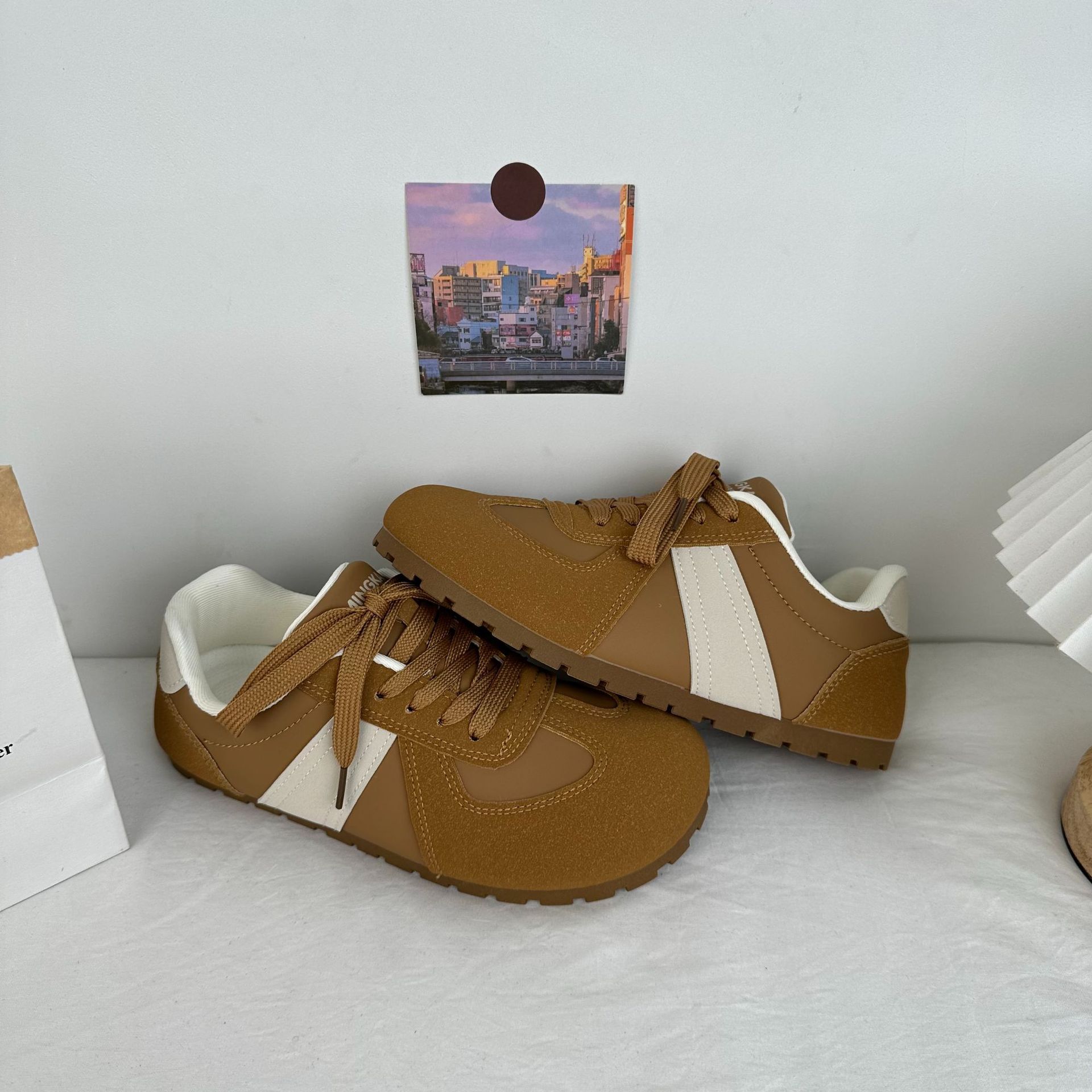 Casual Retro Commuter 2025 nuevo estilo de primavera y verano ligero de suela delgada deportes todo fósforo más terciopelo de suela plana hojaldre zapatos de entrenamiento alemán para mujer