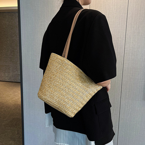This year's popular women's summer grass weave bag, versatile braided large capacity single shoulder bucket bag