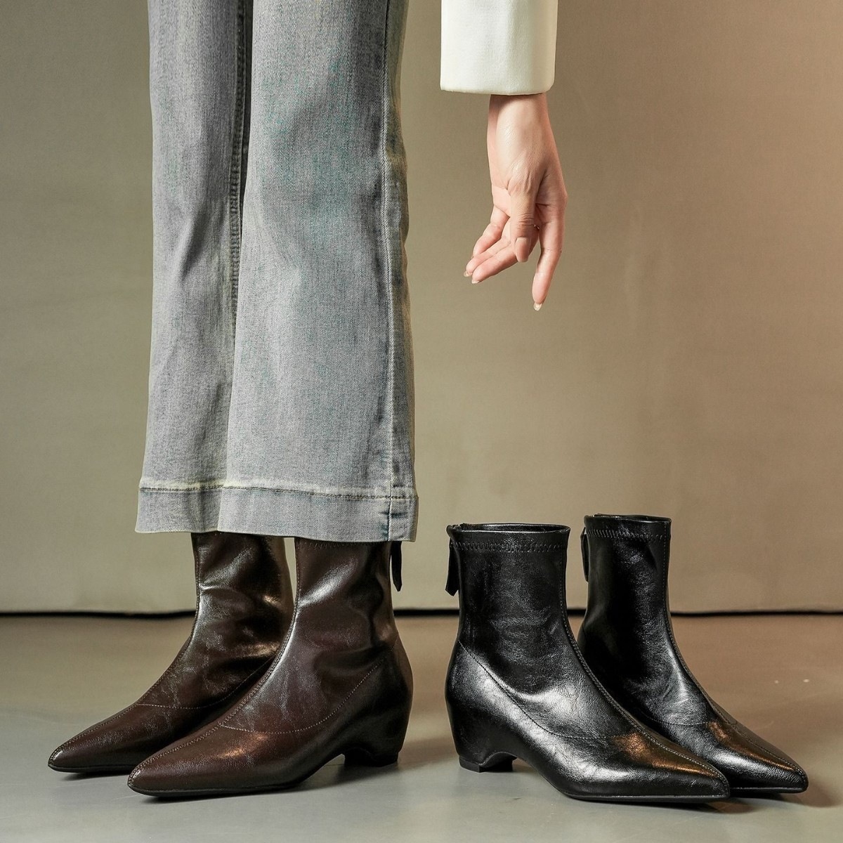 Leather version 2026 autumn/winter new French pointed toe retro slim boots with internal height increase, women's chunky heel short boots, genuine leather