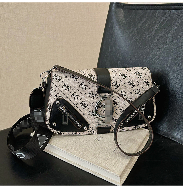 Bolso pequeño estilo motocicleta fresco de moda para mujer 2025 nuevo bolso de cadena de diseño de nicho bolso de mensajero de hombro de moda de primavera y verano