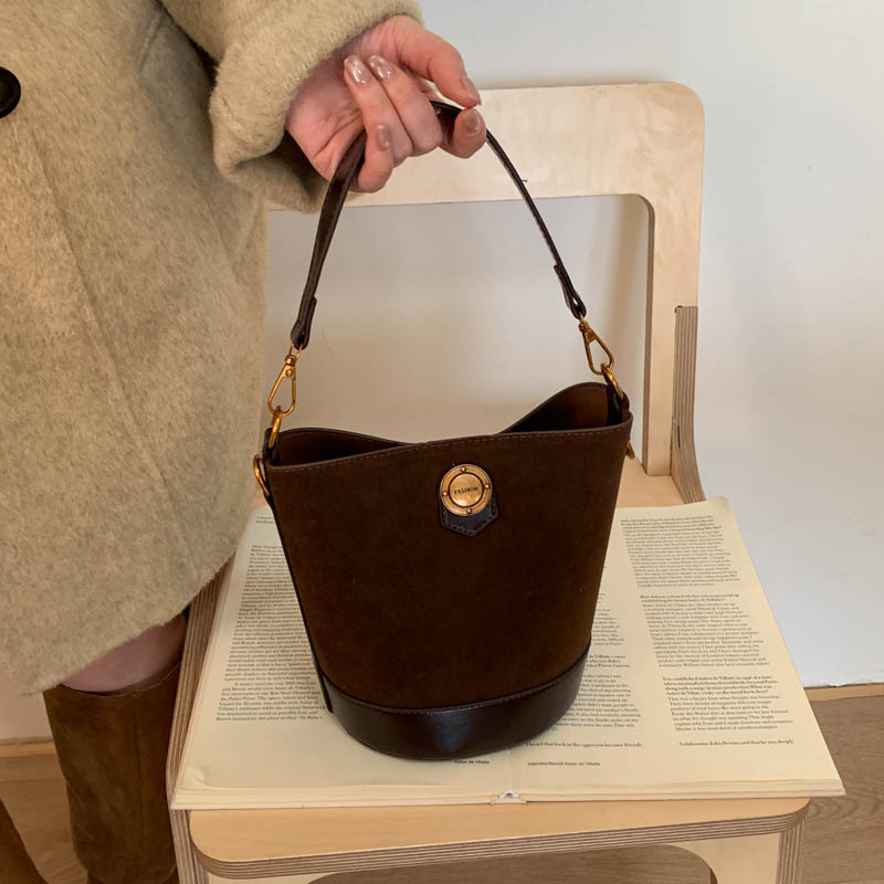 Otoño y invierno retro gaúster bolso portátil de balde de agua 2025 nuevo estilo de alta sensación bolso de hombro bolso de brazo bolso de mujer