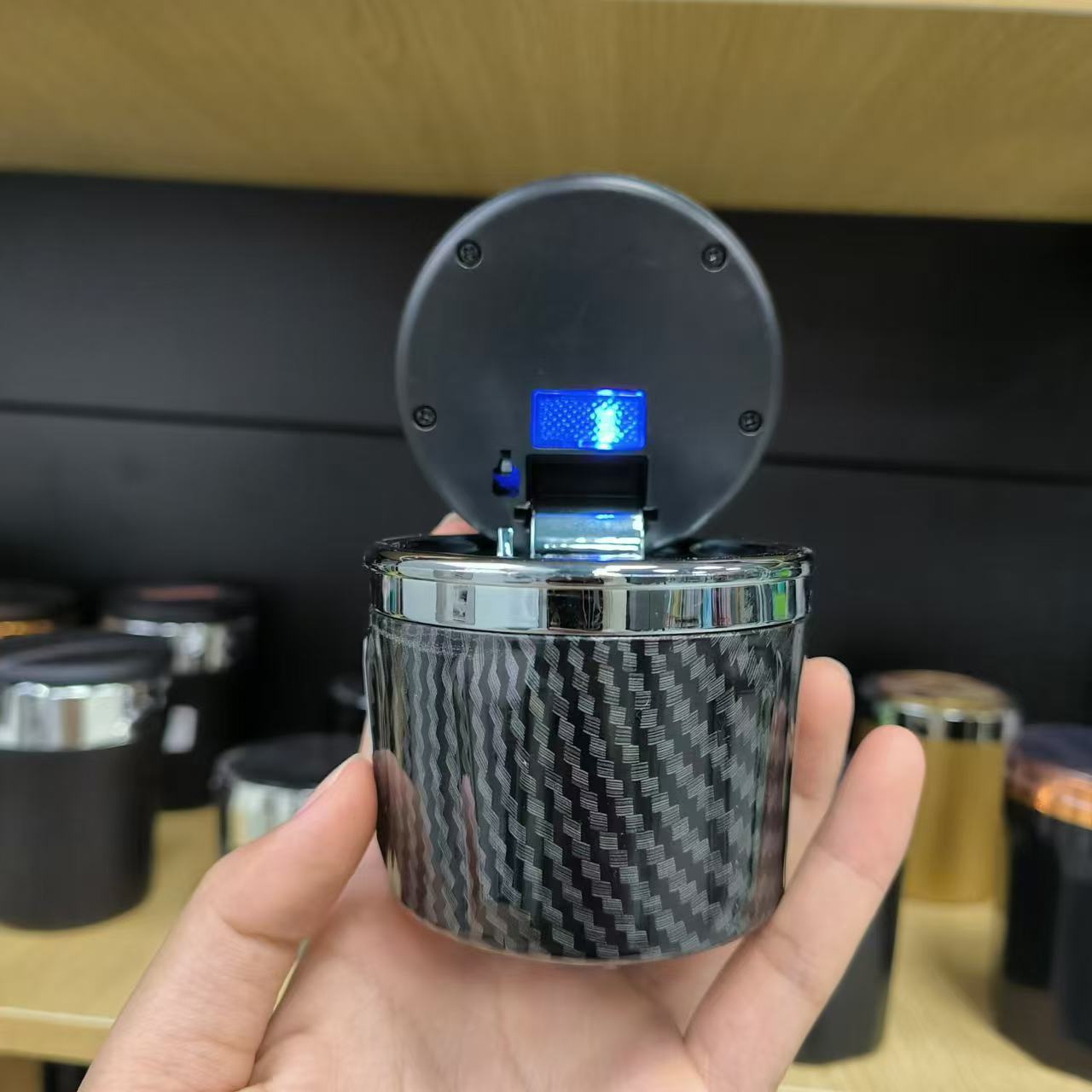 Car Ashtray Flip Open Light Ceramic Inner Tank Carbon Fiber Pattern Hidden Car and Car Dual-purpose Ceramic Inner Tank