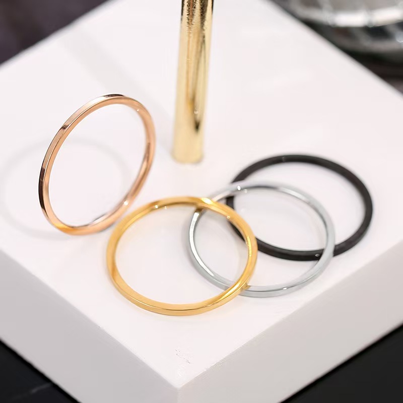 Anelli delicati impilabili bicolore, set di stratificazione in metallo misto di tendenza, fasce sottili minimaliste in oro e argento, simboli di stelle iniziali incisi, impilabili da 3 a 5 pezzi, moda_voghion.com