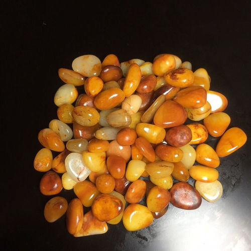 Xinjiang Hotan jade seed material, raw and non-practitioner material, is beautiful and randomly distributed.