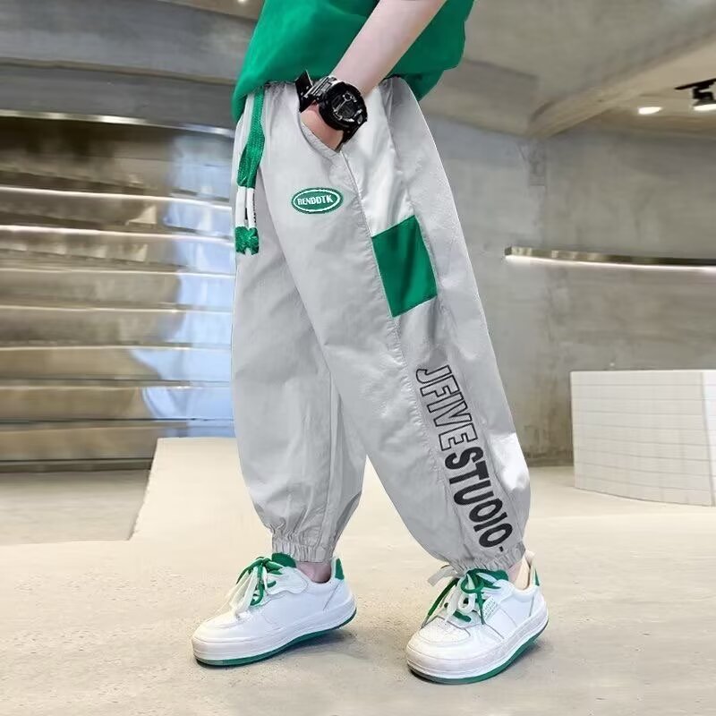 여름 소년 새로운 아이스 실크 빠른 건조 캐주얼 바지 트렌디 쿨 인기있는 어린이 무릎 길이 바지 부드러운 시원한 느낌 반바지