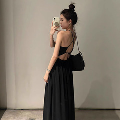 女性のためのバックレスブラックサスペンダードレス夏2025新しいホットガール純粋な欲望スタイルフレンチヘップバーンスタイルハイエンド