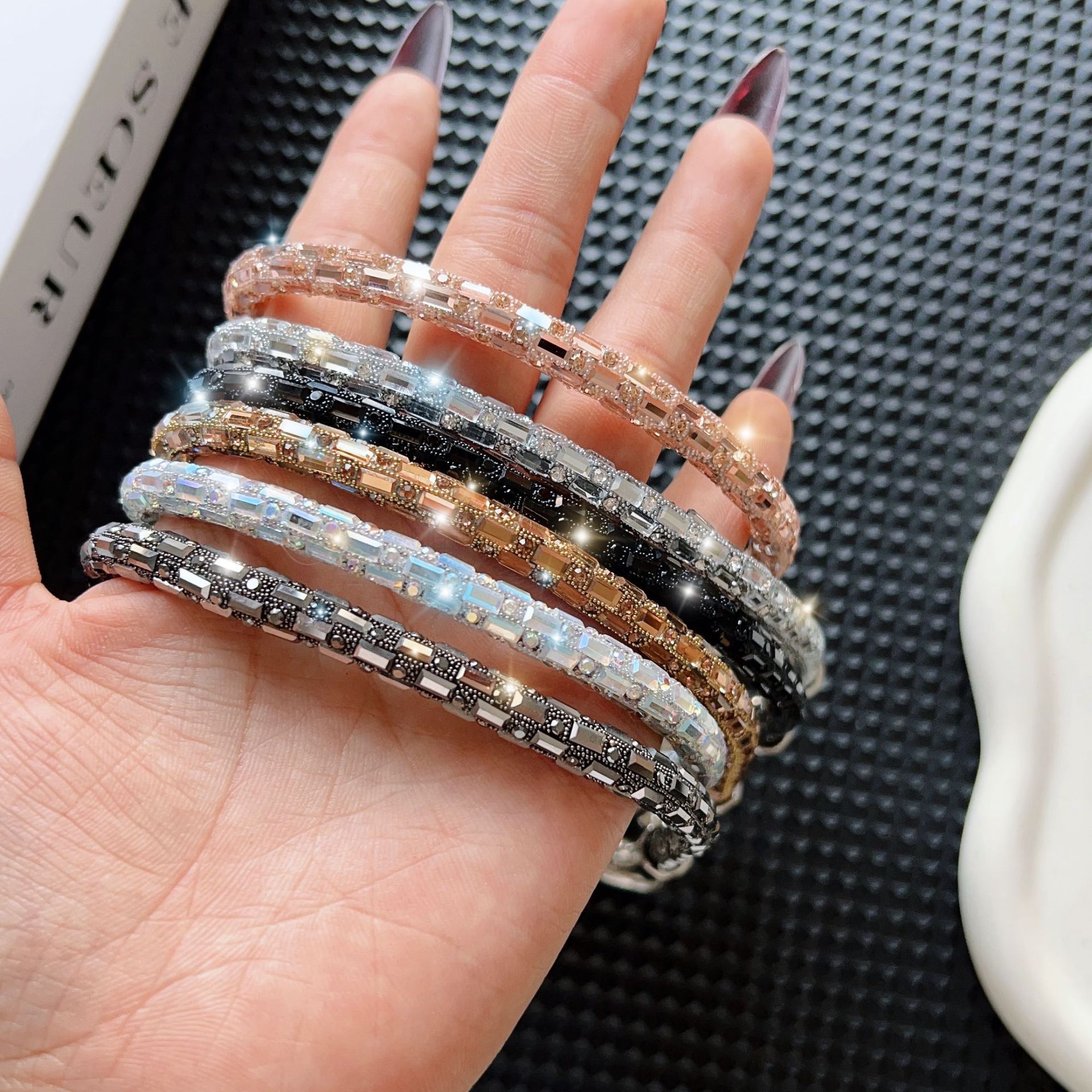 Nuevo cordón de teléfono móvil de cristal cuadrado de lujo de alta gama, cadena de mano de moda anti-pérdida y anti-caída, cuerda corta de muñeca